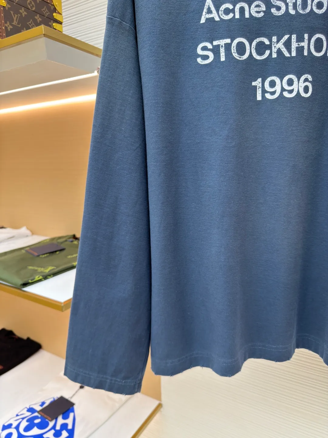 Acne Studios 1966 mud-dyed washed and aged long sleeves ●Authentic product: purchased and developed by 2279 ●Item number: 1680625-A15 ●Fabric: super soft cotton fabric ●Technology: washed and distressed ●Version: loose fit ●Weight: about 395 grams ●Size: S-M-L-XL ●Description: Made of ultra-soft pure cotton fabric, garment-dyed, washed and distressed, the chest part has a dirty feel, and the lower part shows a gradient effect. The neckline is slightly frayed to better fit the overall tone. The overall line is straight and delicate, the fabric is comfortable and soft, and the color is consistent without color difference. It can be matched with the same style to create a fashionable look and control various occasions. Customized accessories, complete with three standards, the same style for men and women!